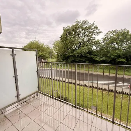 Bright & Cozy Riverside Free Parking Balcony Apartman